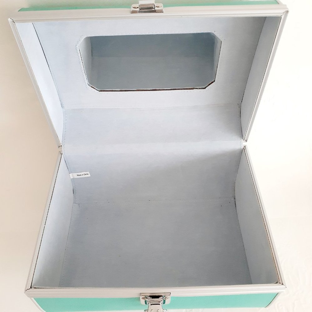 Nice Aqua Makeup Travel Case View 2